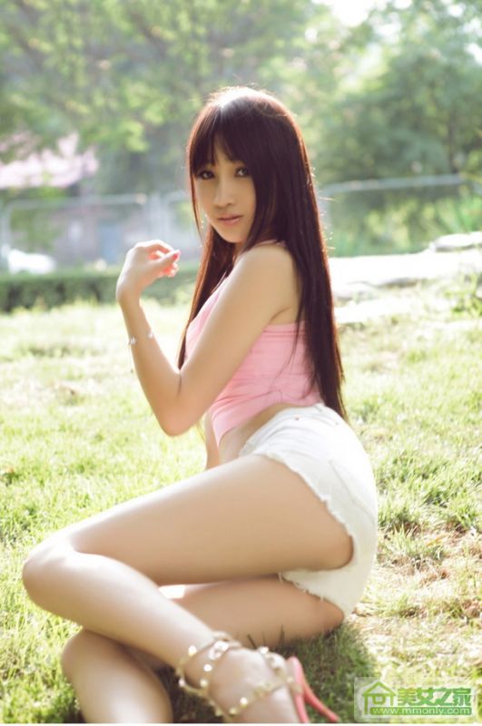 粉红女郎安瑞甜美爆乳诱惑写真
