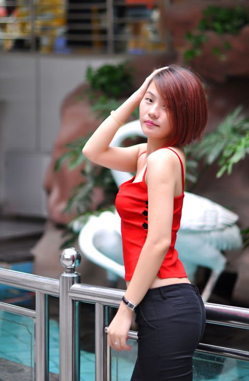 短发美女个性翘臀街拍时尚写真