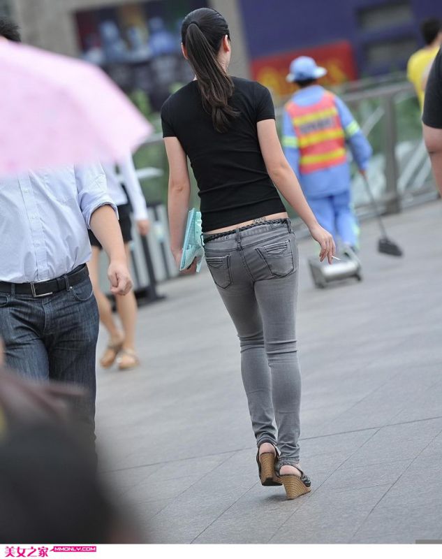 美女紧身上衣牛仔裤街边美拍