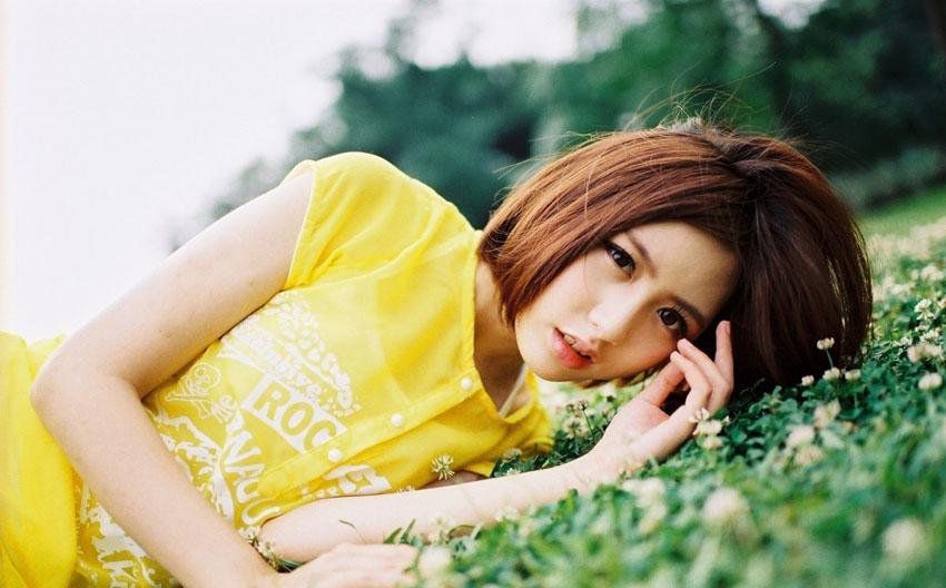 清新萌妹子甜美户外拍摄