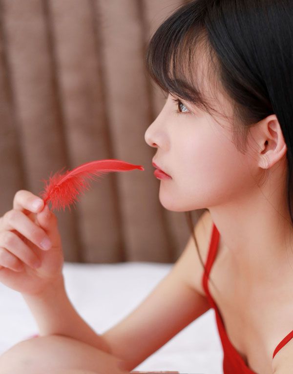 红唇美女性感爆乳私房写真