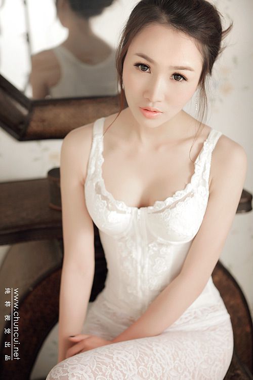 模特私房秀翘臀上演白色诱惑写真