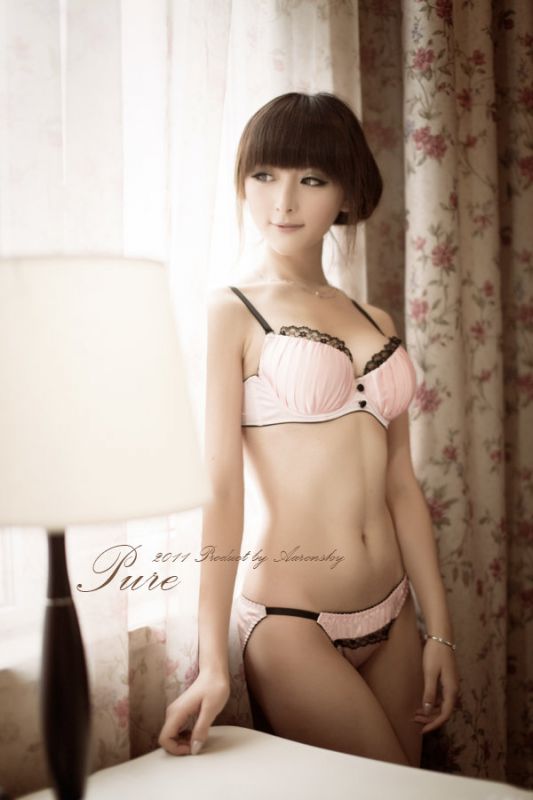 迷人萌妹子私房露大胸秀美臀写真