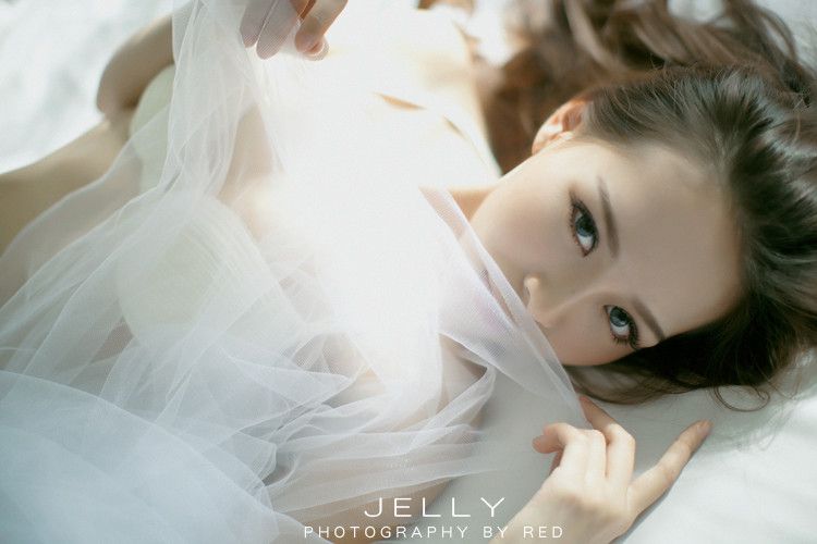 气质美女白色内衣私房照