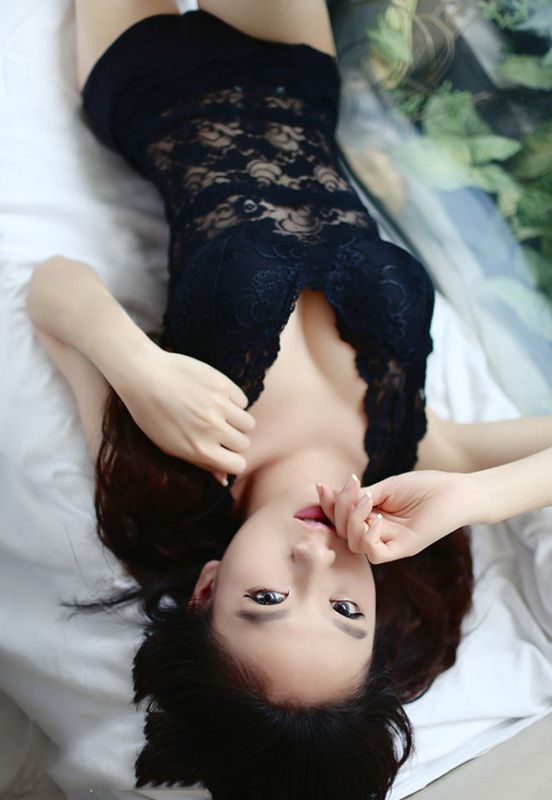 短裙长腿美女妩媚诱人写真