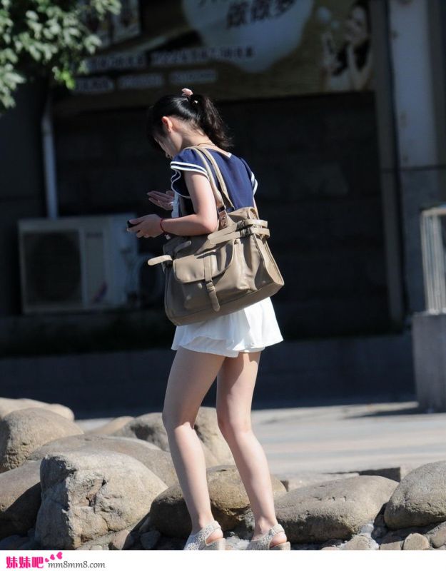 夏日短裙美女街头诱惑写真