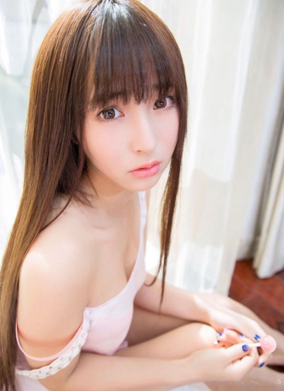 纯情小美眉短裙诱人私房写真