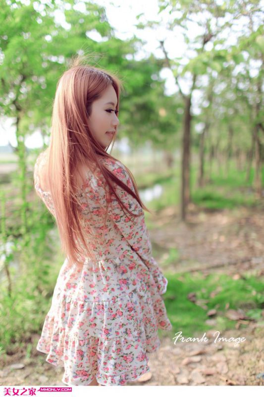 甜美萌妹子户外写真拍摄