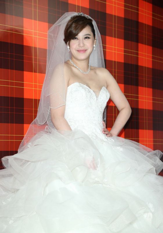 黄小柔结婚恩爱高清图片