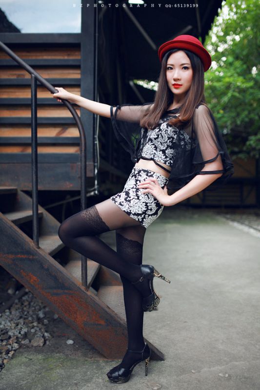 混血美女性感黑丝街拍照