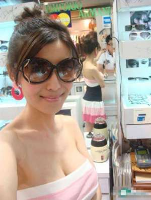 大胸美女俏皮可爱妩媚自拍照