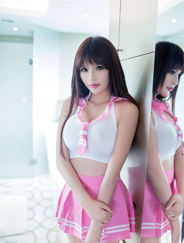 爆乳美女性感私房制服写真