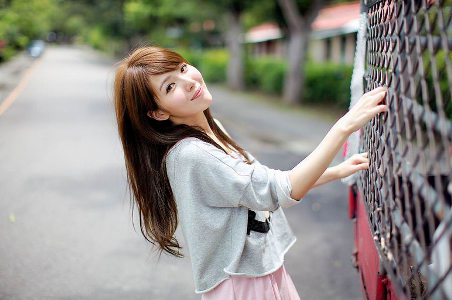清纯可人美女户外高清写真