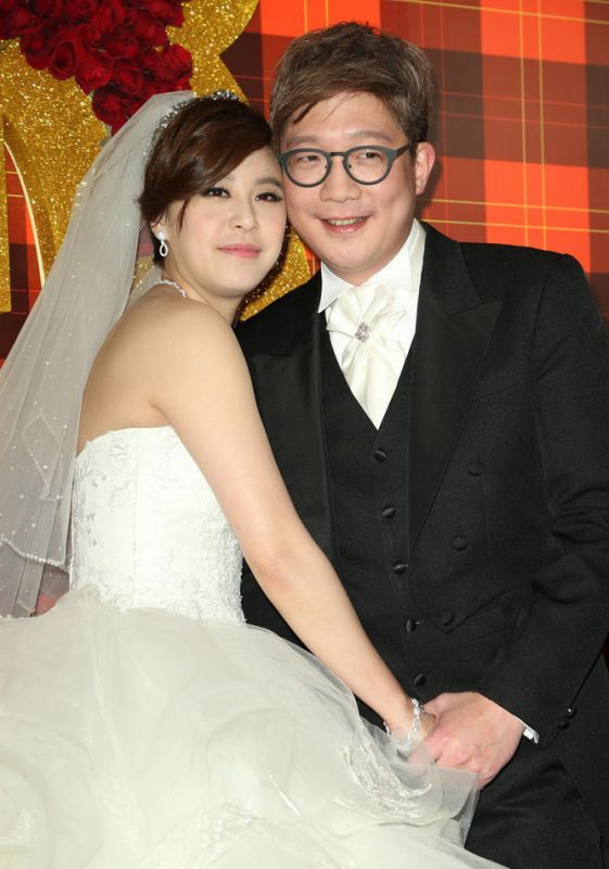 黄小柔结婚恩爱高清图片