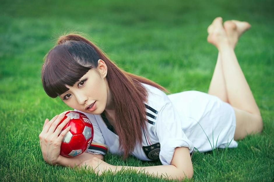 萌妹子化身德国宝贝拍摄写真