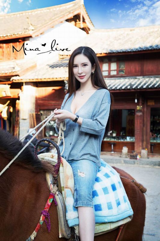 气质混血美女咪娜高清街拍照