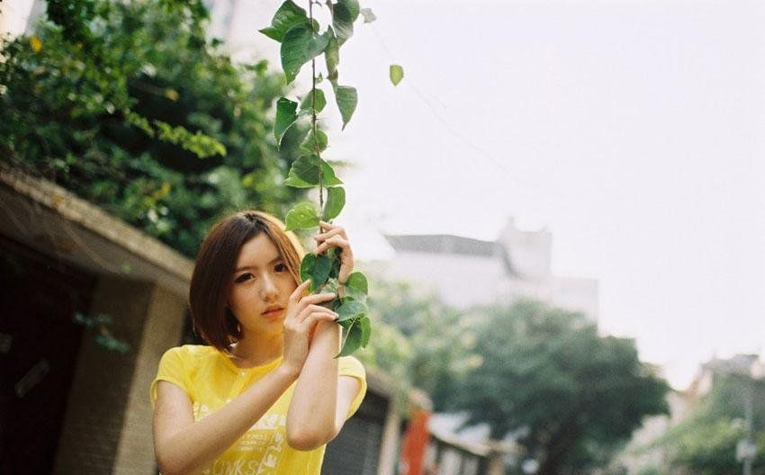 清新萌妹子甜美户外拍摄