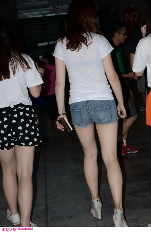 街拍白色T恤牛仔短裤美女写真