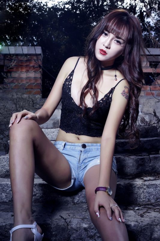 性感美眉私房秀翘臀美胸私房照