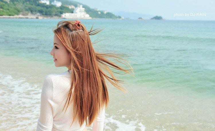 清新萌妹子阳光沙滩写真