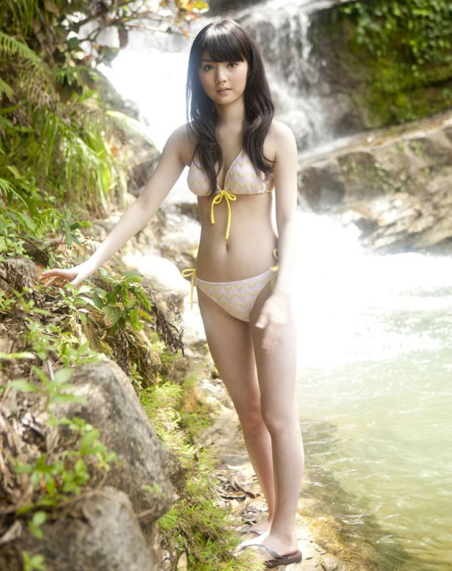 大胸萌妹子比基尼沙滩写真