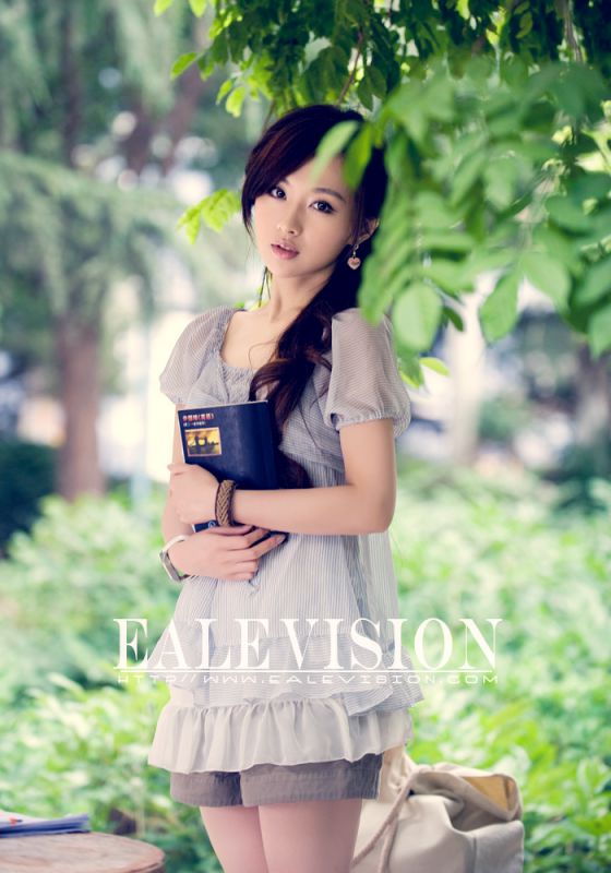 校园萌妹子甜美迷人写真