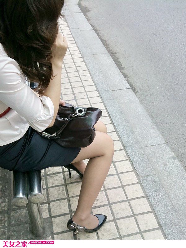 街拍公交车站短裙美女高清写真