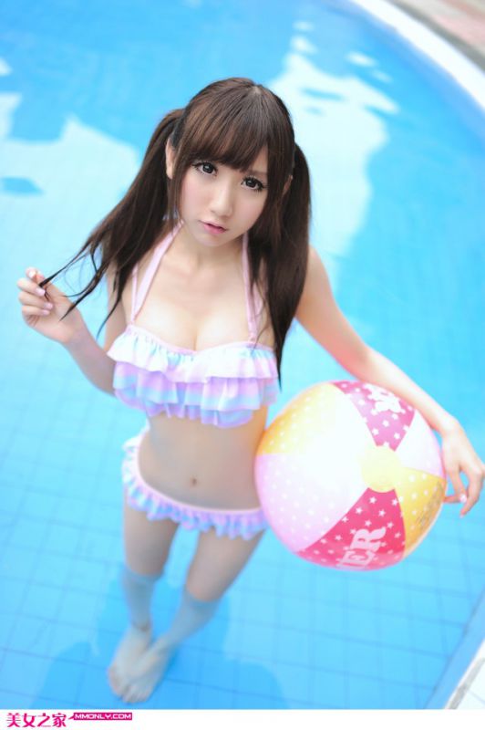 清纯泳装美女泳池高清写真