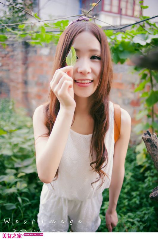 清纯甜美小若气质迷人写真