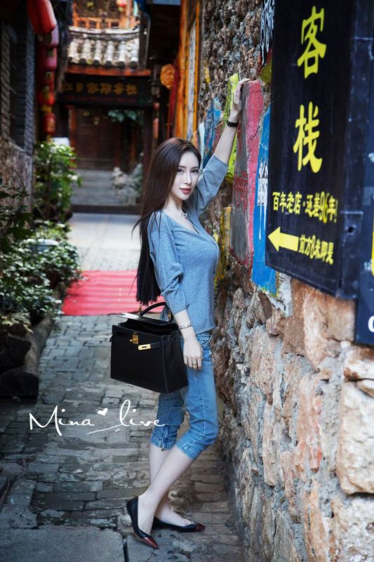 气质混血美女咪娜高清街拍照