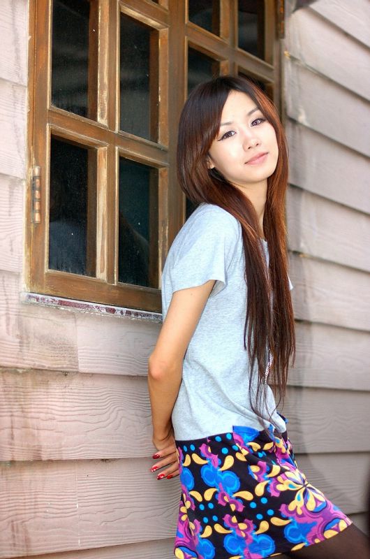 邻家素颜萌妹子户外写真拍摄