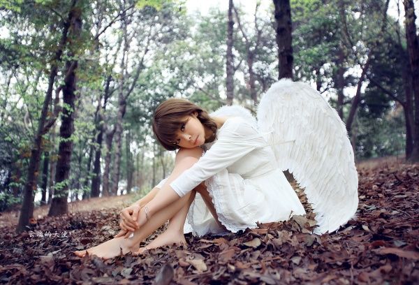 白裙萌妹子森林写真似美丽天使