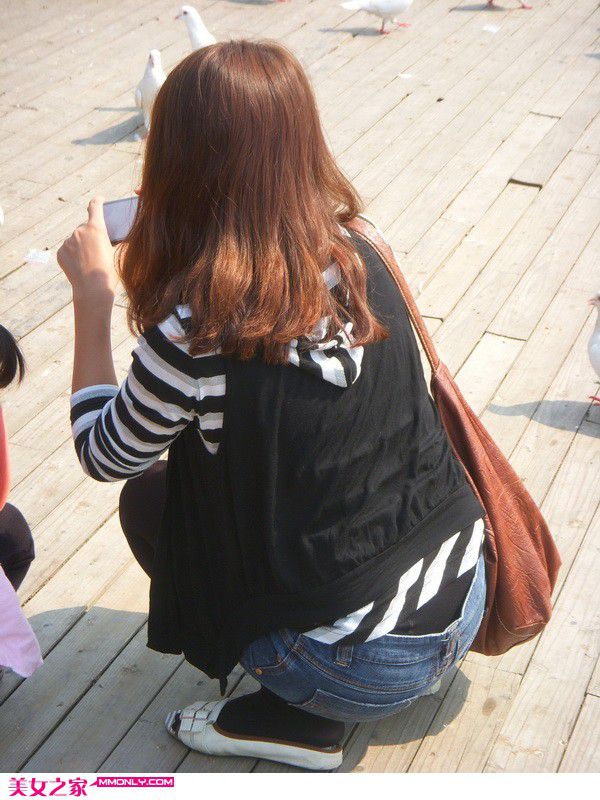 养眼的90后黑丝美女街拍写真