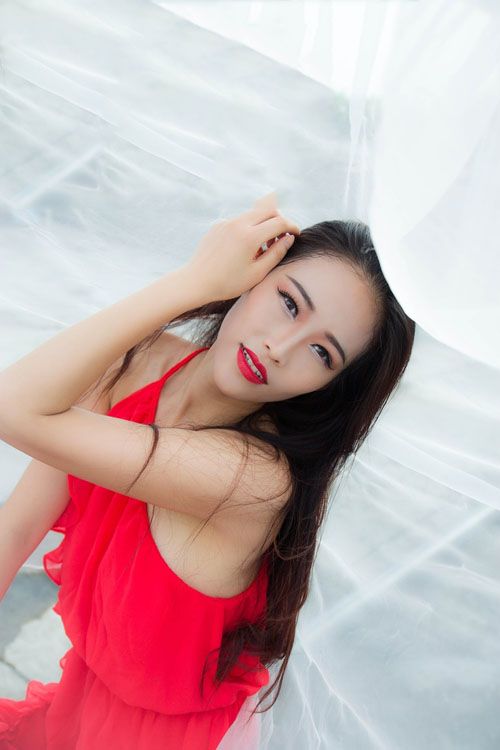 白纱红裙美女性感诱惑写真