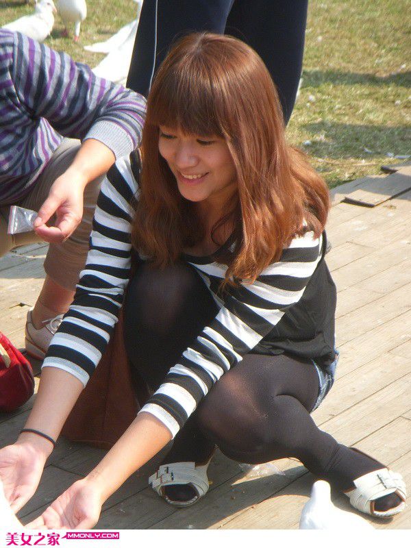 养眼的90后黑丝美女街拍写真