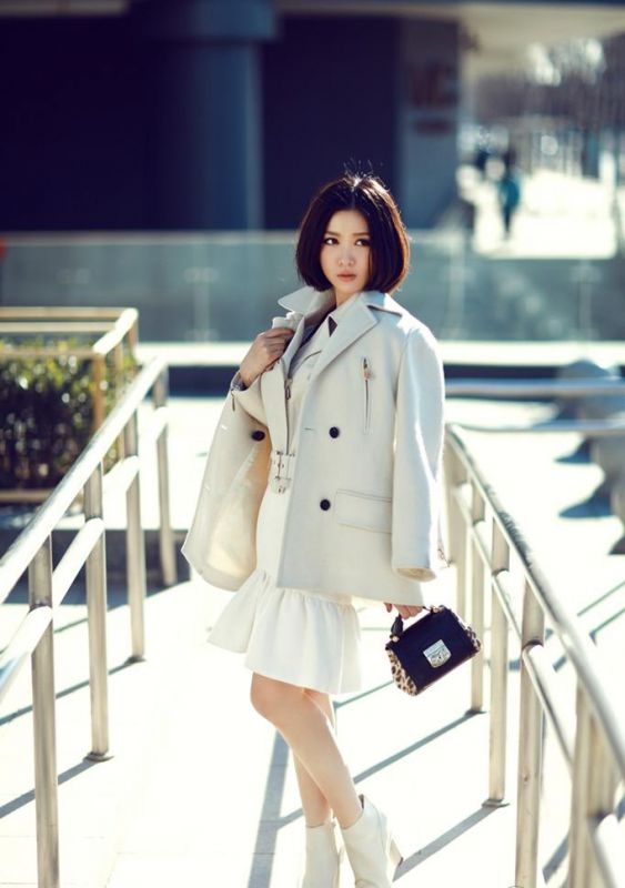 姚贝娜时尚街拍尽显女人味