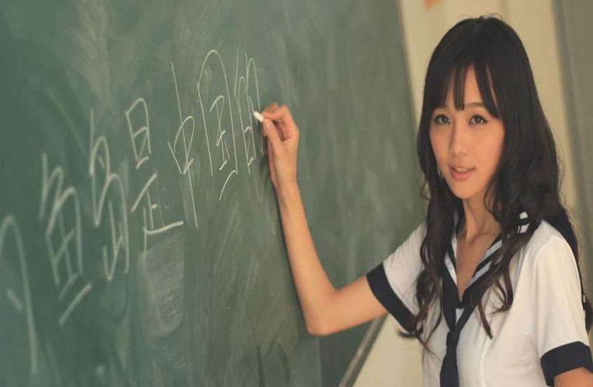 可爱校服萌妹子教室写真拍摄