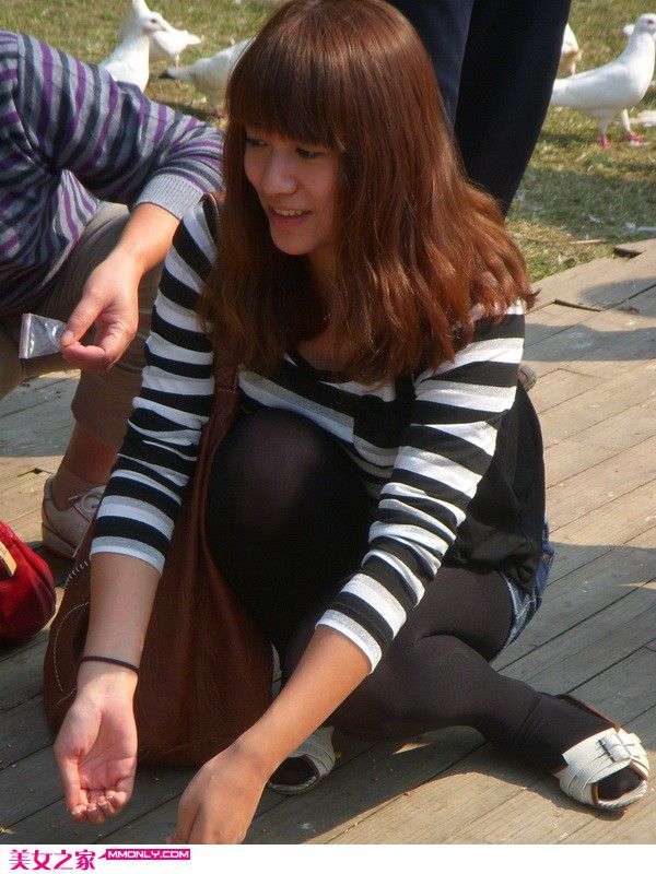 养眼的90后黑丝美女街拍写真