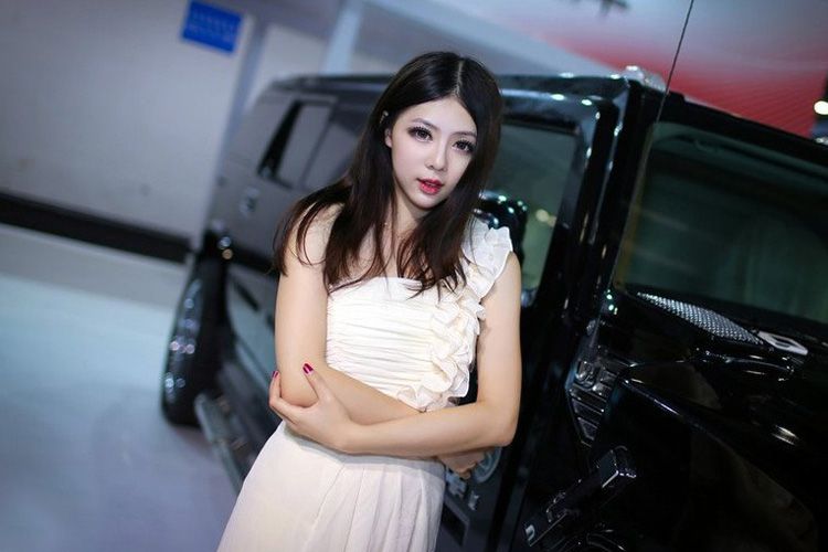 性感车模CAS改装车展美臀个性写真