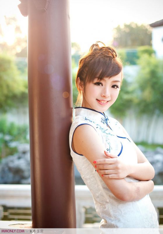 中国古典美女黄诗思户外唯美旗袍写真