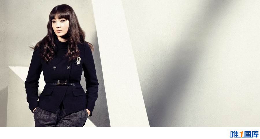 美女韩彩英服装代言显熟女气质