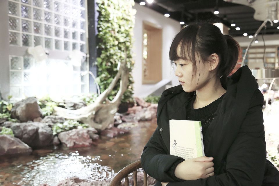 素颜萌妹子图书馆迷人写真
