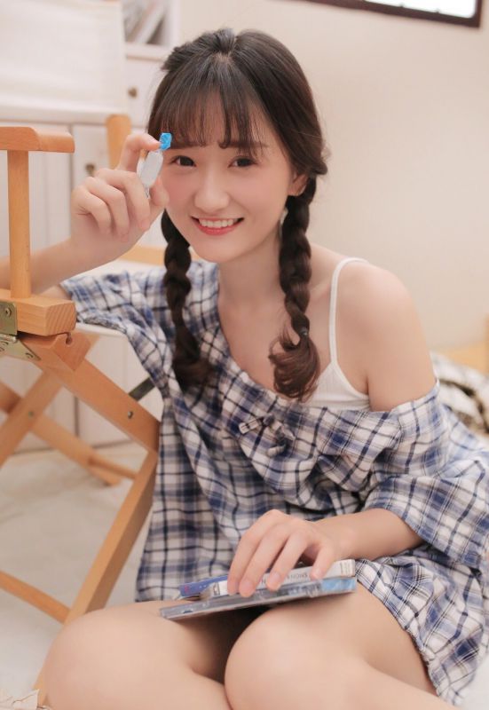 00后吊带衬衫萝莉少女私房丝袜美腿性感写真