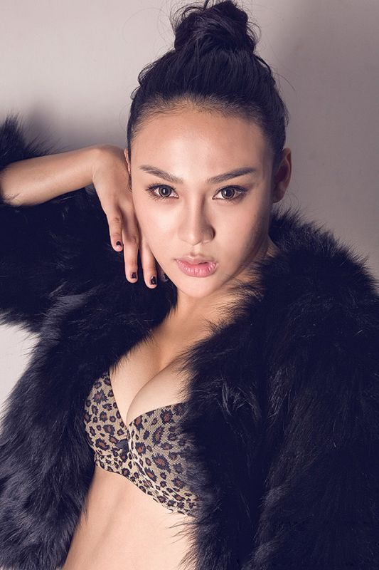 性感豹纹内衣美女室内高清写真