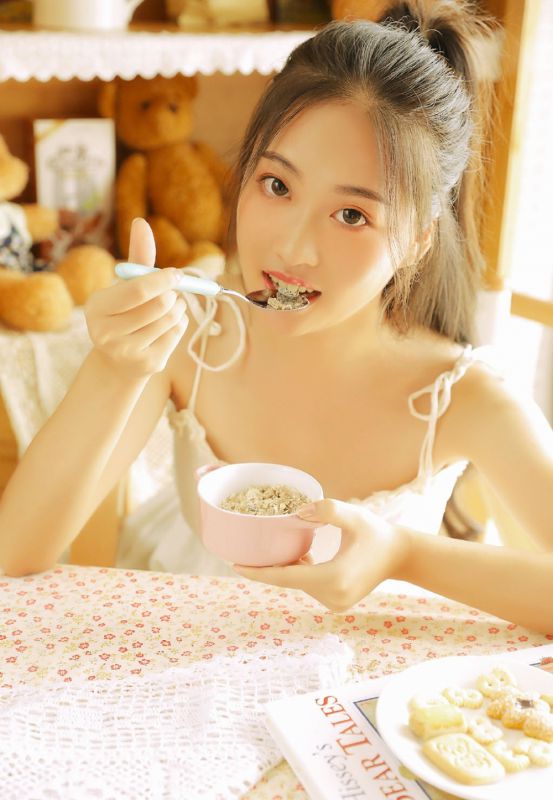 天然萌少女养眼白丝冰肌莹彻写真
