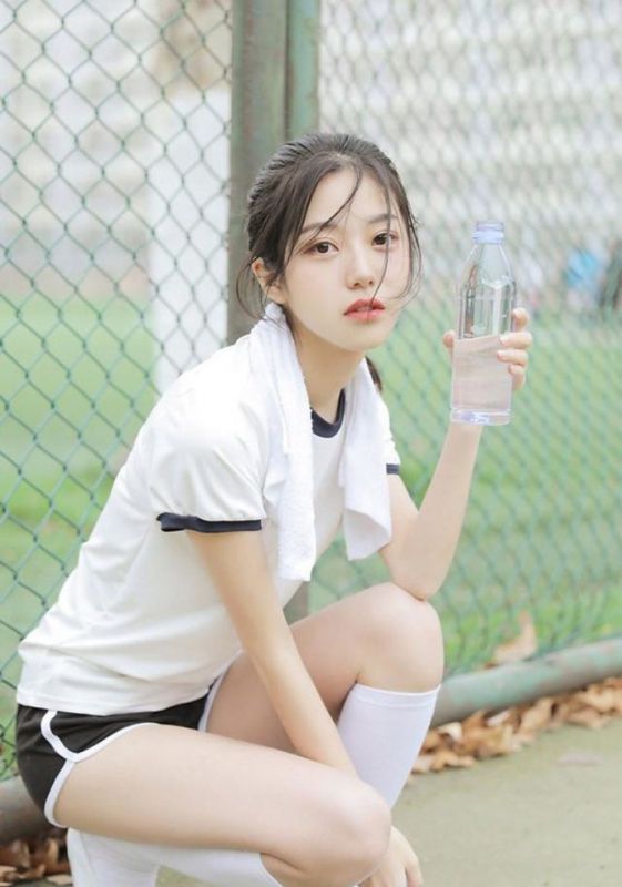 校园清纯气质女神操场阳光白丝美腿火辣写真图片