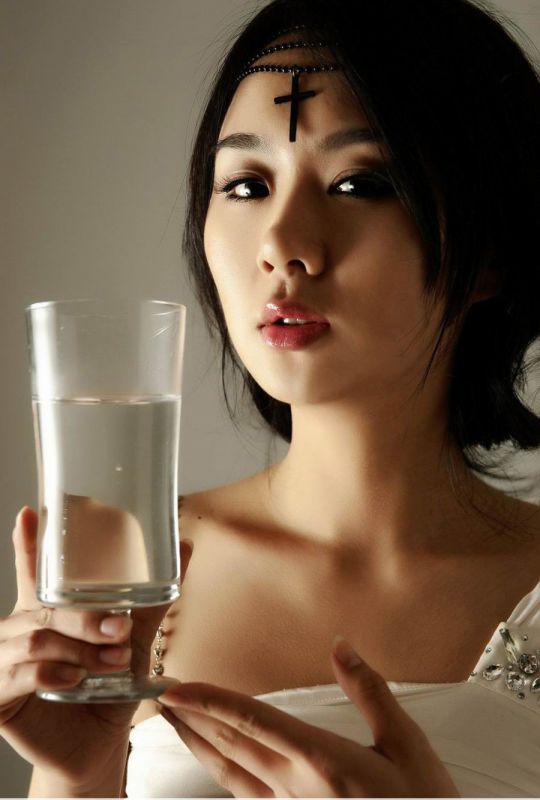 妩媚爆乳萌妹子泳池性感写真