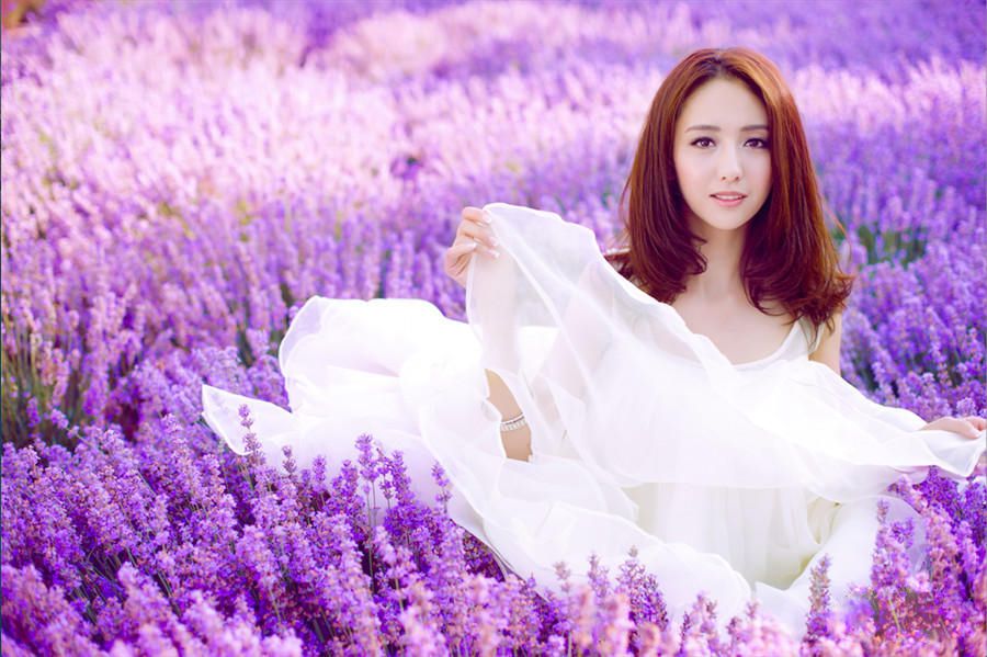 置身紫色薰衣草丛佟丽娅唯美新疆写真