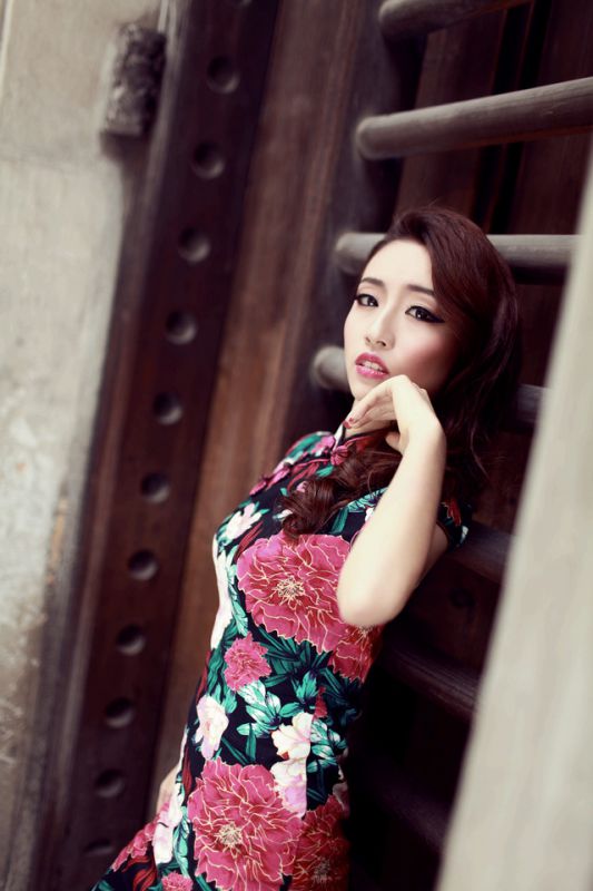 旗袍美臀美女演绎红唇迷人诱惑