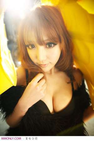 巨乳美女小M亮黄色系列自拍照